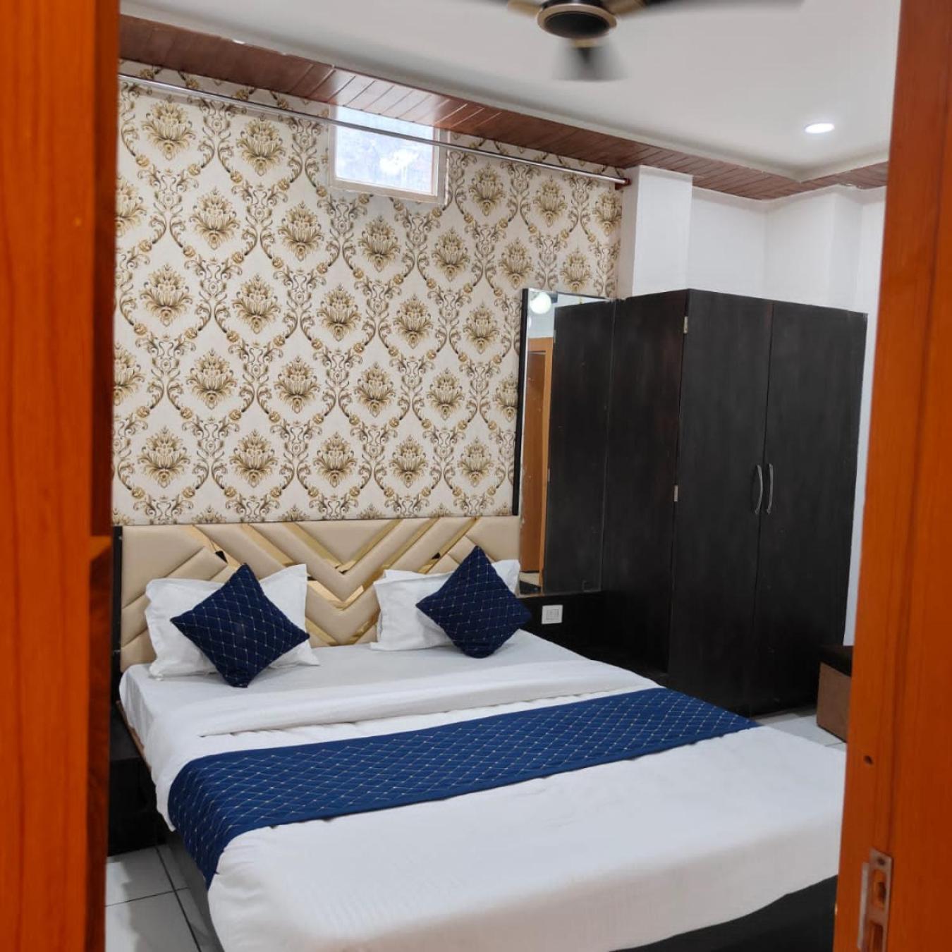 Rk Hotel & Restaurant Dewās Buitenkant foto
