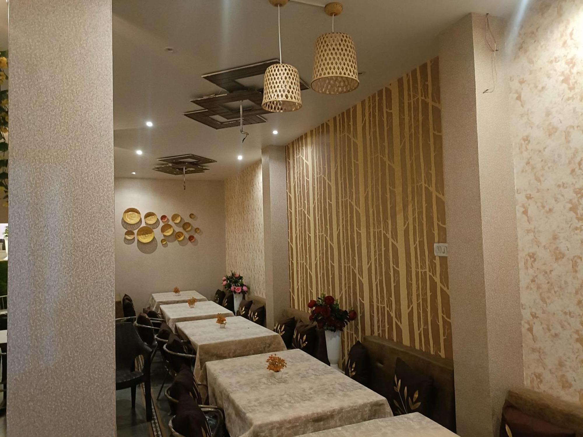 Rk Hotel & Restaurant Dewās Buitenkant foto
